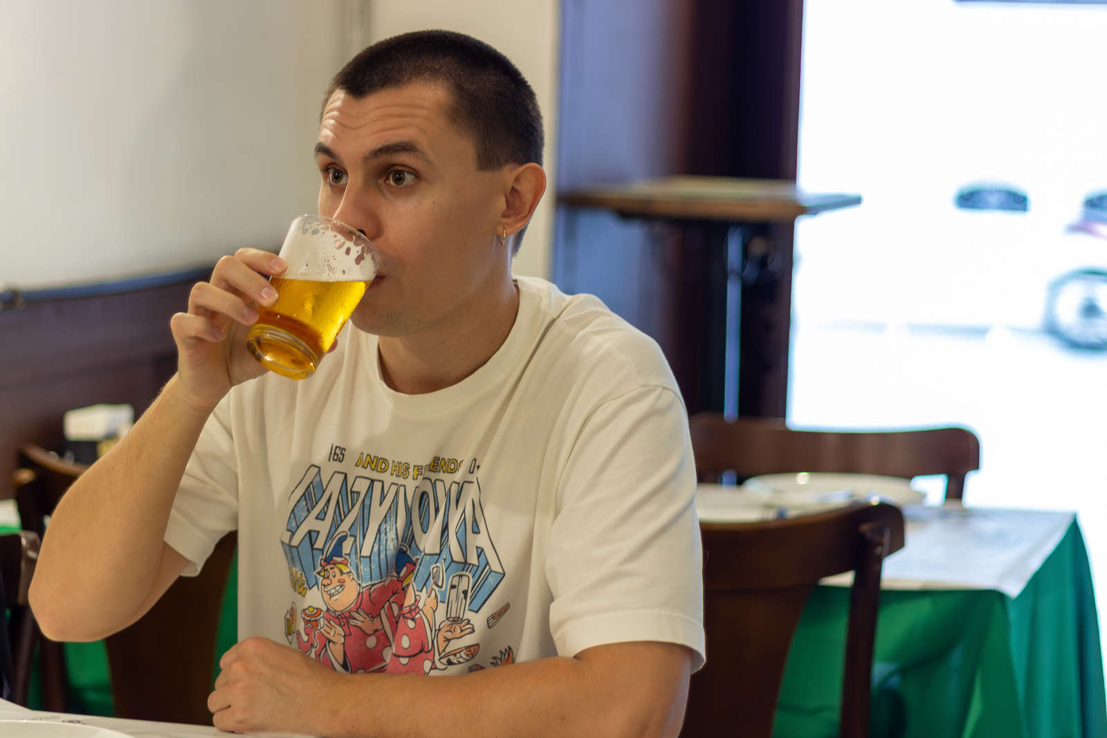 A guest trying draft beer at Bar Brasil