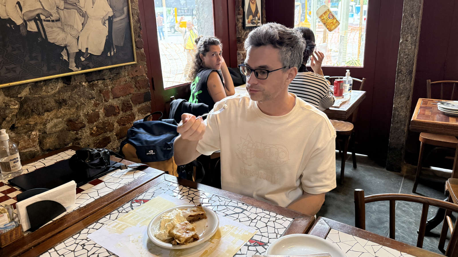 The author trying apple strudel at Bar Ernesto