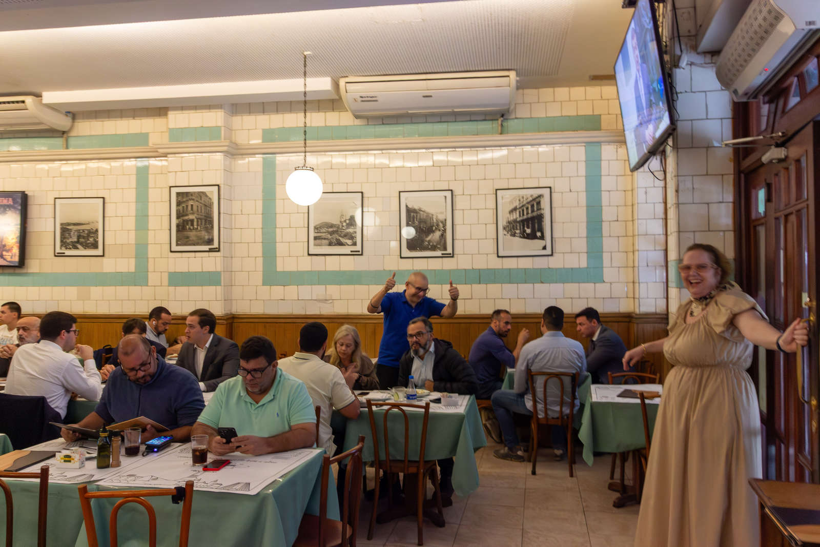 Guests and original wall tiles in the Casa Urich dining room