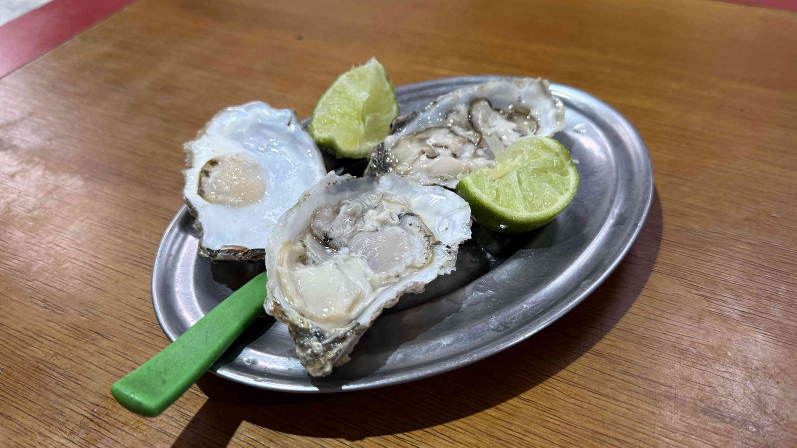 Fresh oysters with lime at Britânia Rio-Lanches