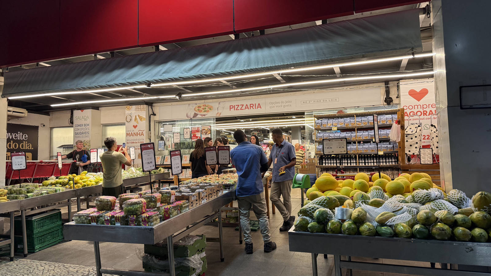 The Zona Sul pizzeria beside the fruit and vegetable section