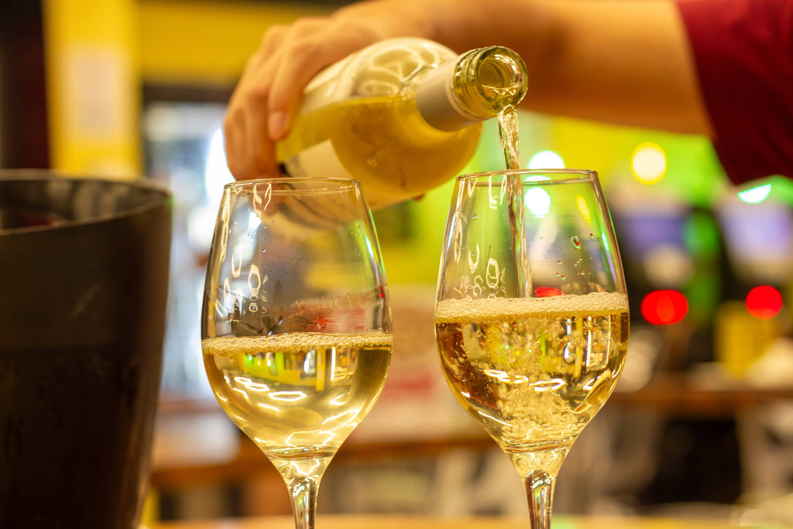 White wine being poured into glasses in the Zona Sul dining area