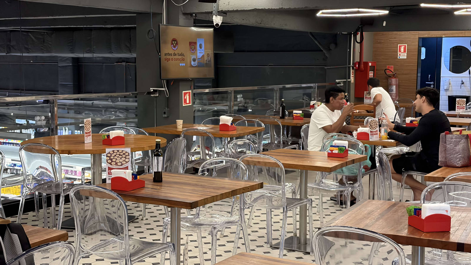 Tables in the dining area of a Zona Sul supermarket