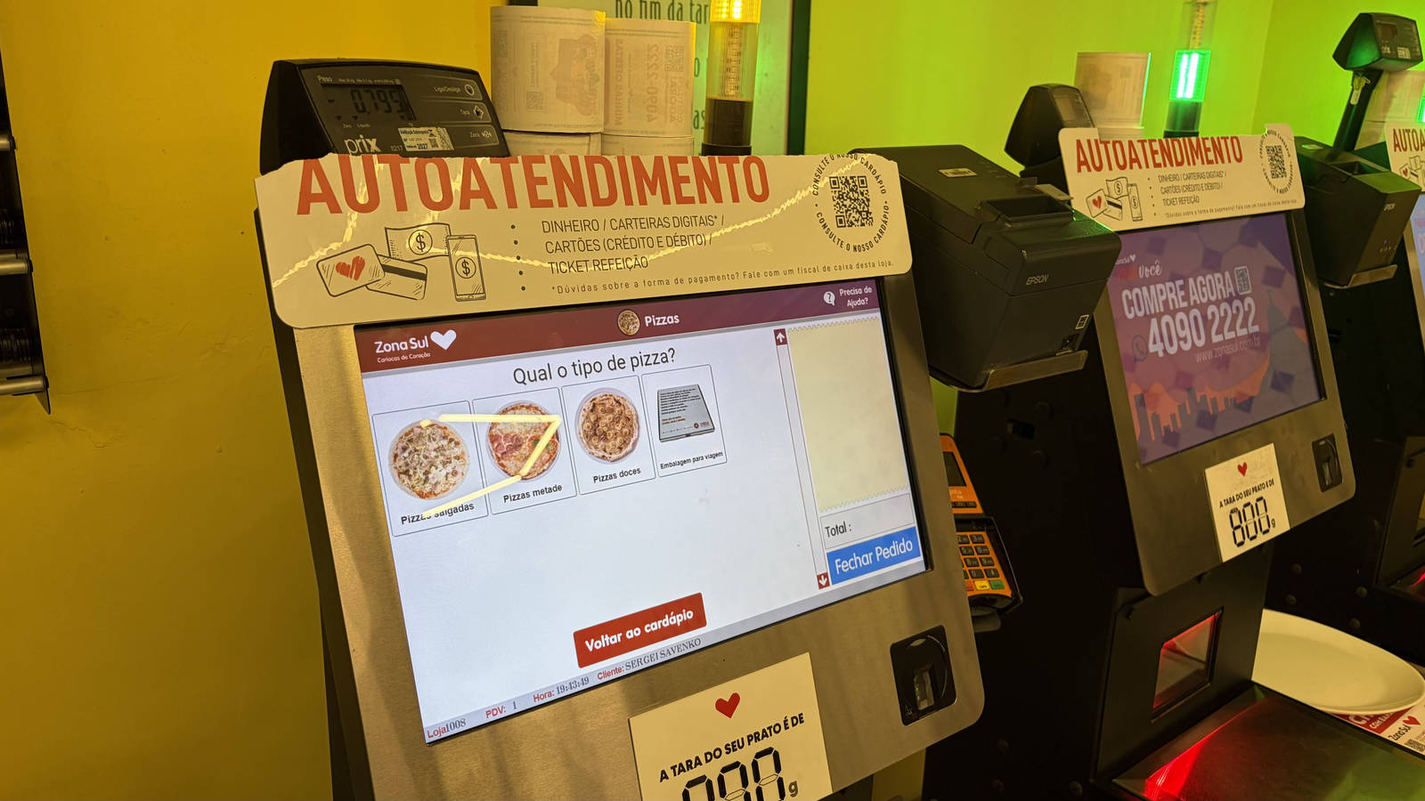 Placing a pizza order at a Zona Sul self-service terminal