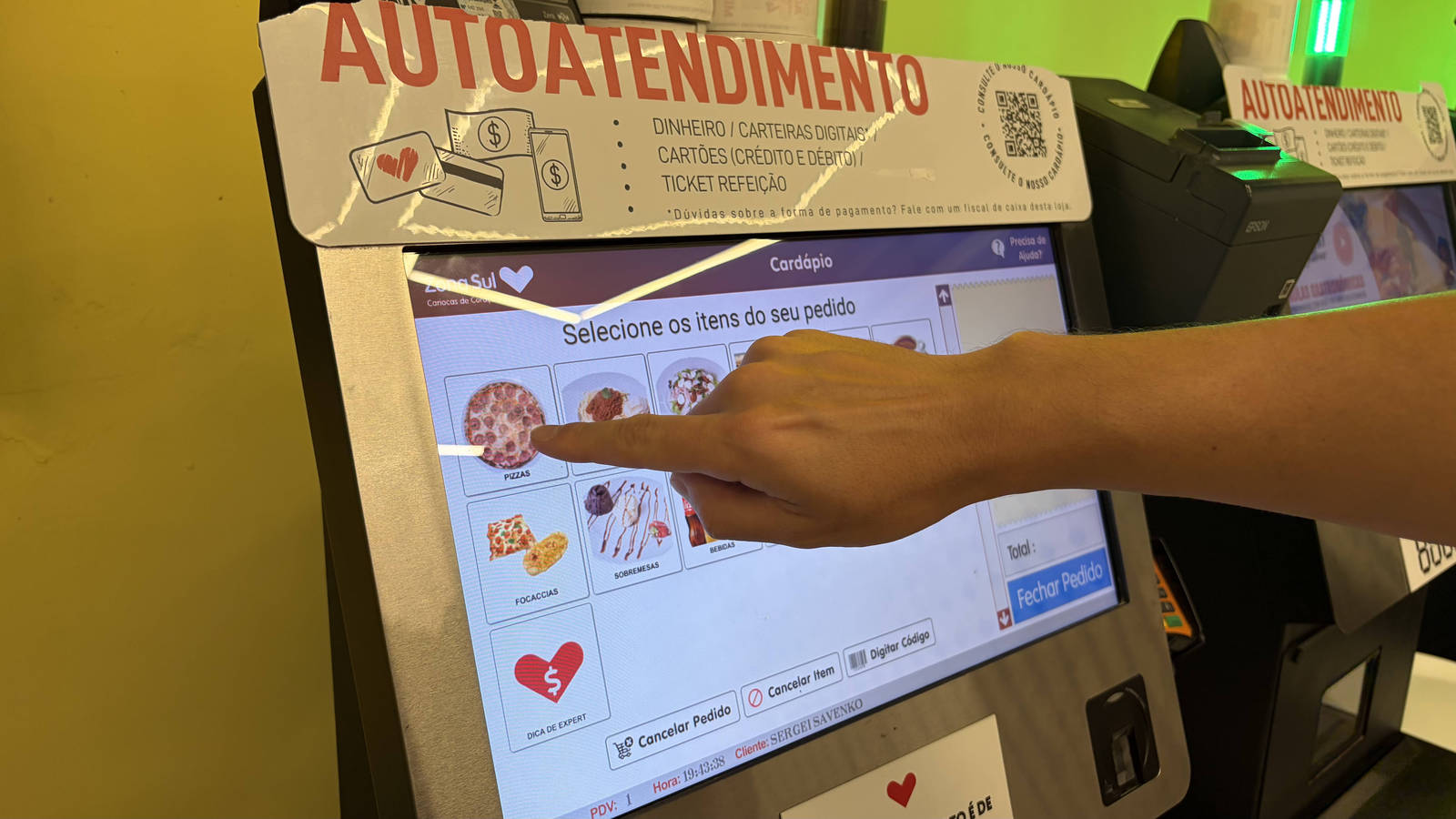 Choosing a pizza at a Zona Sul self-service terminal