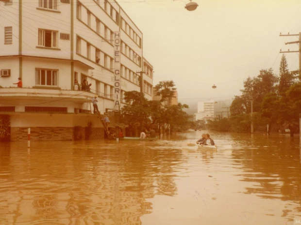 A flooded street outside Hotel Glória in Blumenau in 1984