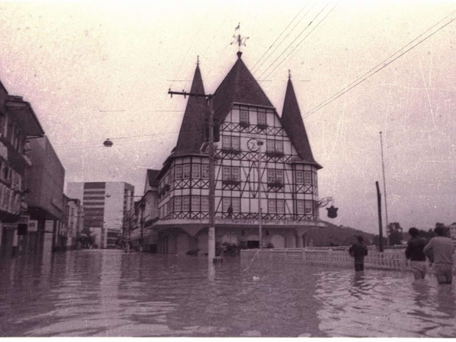 A flooded street beside a half-timbered building during the 1984 Blumenau floods