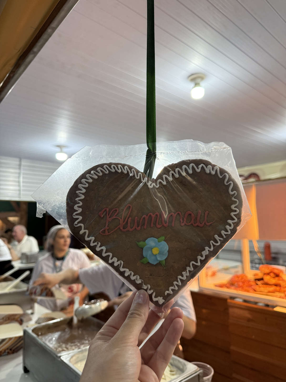 A gingerbread heart bearing the name Blumenau at the festival market
