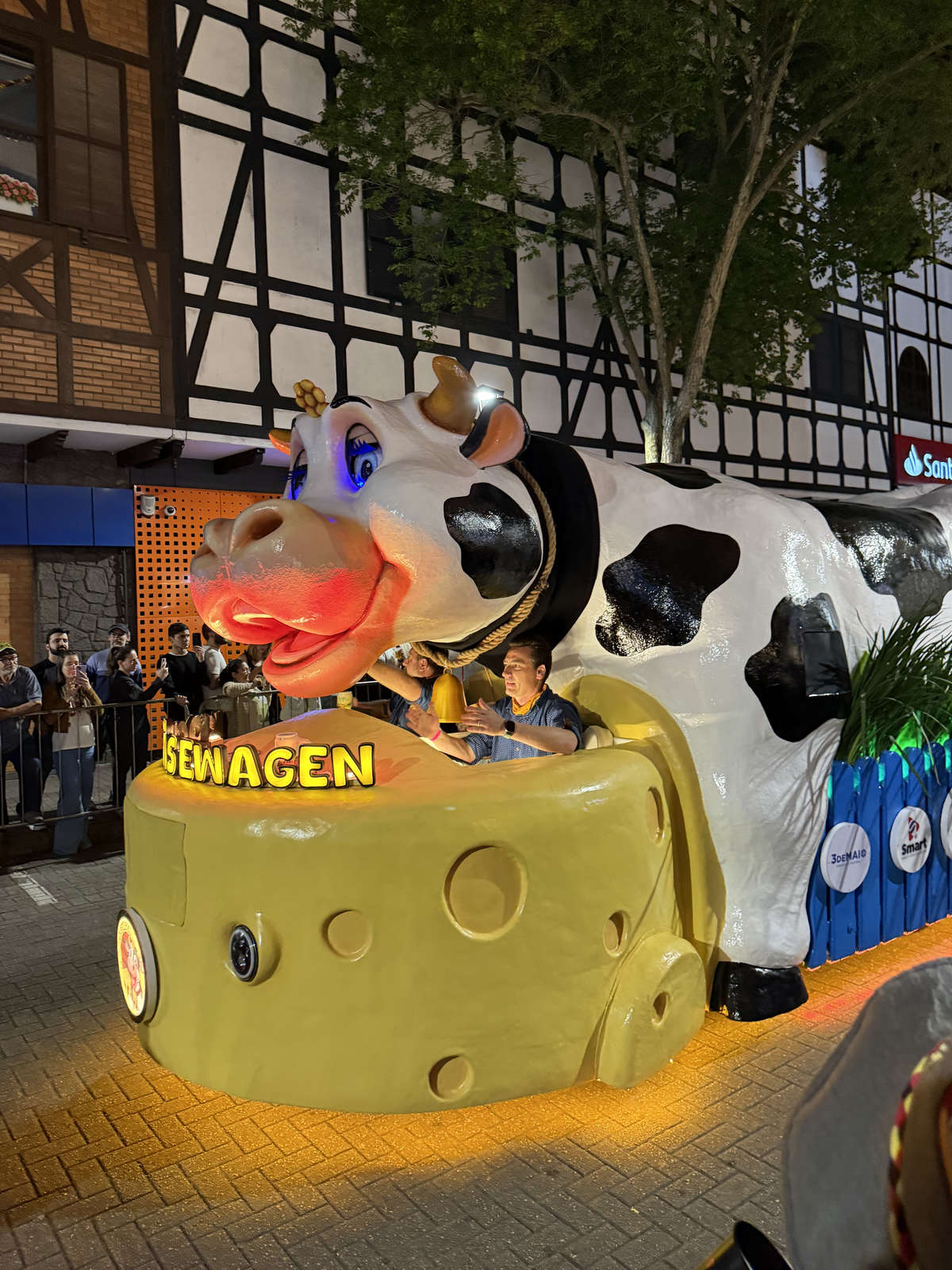 The cow-shaped Essenwagen float in the Oktoberfest Blumenau parade