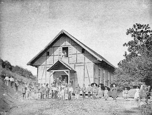 Blumenau residents outside a wooden building in the early 20th century