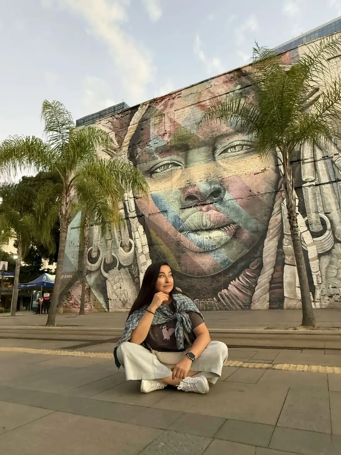 Visitor beside Eduardo Kobra street art
